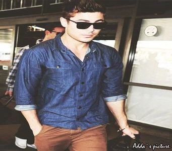 》*Se uită la Caity stând rezemat de mini-bar* Uuuu, singurică? =)))))))))))