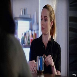 ▬ Se uita cu o fata ca in poza la Zac si cu paharul in mana. ❝Uuuu, da...❞=))))