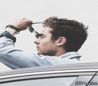 》Oke, dacă nu vrei să faci conversație cu mine..:( *se uită trist în paharul lui* =))