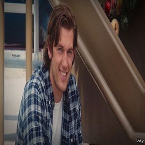 ▬ ❝Imi faci ce vrei tu, aproape orice.❞ Imi pun una din maini pe picioarele ei, cealalta e ocupata; cu sticla. =))))
