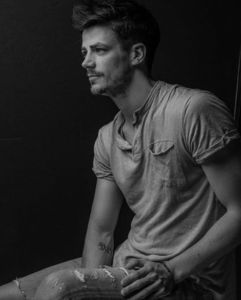 ⤑ᵖᶤᶰᵏĿЄ♏ØИÂÐЄ ┊# isi musca buza si se uita la ea,ii acopera(click; sa;;ni chiar daca erau in sutien cu mainile; poate ca da..vreo problema cu asta?=))
