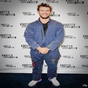 ▬ ❝Sunt tot al tau in cazul asta.❞ Rade si se ridica, apoi pune mana pe doua sticle sa le ia cu; ei. ❝O sa fie bune si astea.❞=))))
