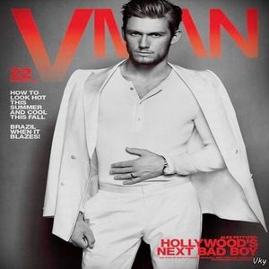 ▬ ❝Lasa-ma 2 minute sa scap de camere si acolo mergem direct.❞ Vroia sa se razbune pentru ca a; refuzat la inceput sa fie afectuoasa cu el=))), se duce in camera de securitate si blocheaza camerele sa arate ca nu e nimeni in cladire.
