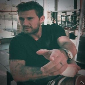 ▬ Dupa ce termina cu camerele iese si se uita la ea. ❝Haide.❞ O ia de mana si trece pe margine cu ea; pana la scari, se uita sa nu fie cineva sus si urca scarile cu ea.=))))
