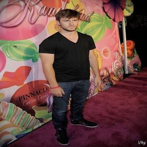 ▬ Intra dupa ea si inchide usa cu piciorul ca avea mainile ocupate acum cu toate alea luate de Mel; si se uita in jur. ❝Asta o sa fie distractiv.❞ Lasa alea pe scaun si ii da tot jos de pe biroul cu ambele maini. =)))))
