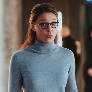 ⤑ᵖᶤᶰᵏĿЄ♏ØИÂÐЄ ┊# isi facea opera de arta acolo pe perete cand il aude cum rade si(click; intoarce capu,ramane gen photo; oh god..aia sunt..god o_o# bufneste in ras,desi de nu stia ce sa intamplat normal=);
