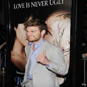 ▬ ❝Cred ca nu ii va placea deloc asta doamnei decan, presimt.❞ Murind de ras se uita in jur, apoi; mai trage un fum si ia un spray in mana. ❝Ea face s;;;x in birou si noi trebuie sa fim eminenti. Oare cum o fi sa ti-o tr;;;agi in birou?❞=)))))))
