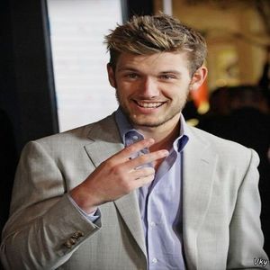 ▬ ❝Nu stiu cu cine sa culcat ea, dar mi-a venit o idee. Sa scrie pe hol dupa ce terminam aici ca un; ghid pana la fereastra.❞ Rade si se uita la ea, apoi desface o sticla si darama doua carti din raft.=)))))
