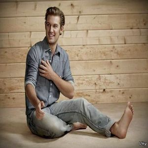 ▬ ❝Gasim un student vir;;;;gin si retardat, ii spunem ca face minuni gaura aia si ca o sa aiba multe; femei daca o baga acolo.❞ Rade si se duce langa ea ca sa vada ce a scris, dar nu poate si rade mai tare.=))))
