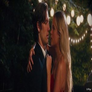 ▬ Cand se ridica ea, se dezechilibreaza el si o cuprinde in brate ip ca sa nu pice amandoi. Se; uita la ea ca prostul, doar e beat si fumat. ❝D... da.❞=))))))
