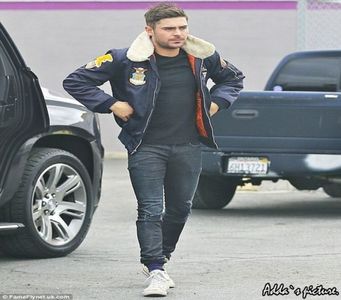 》Pff, înseamnă că Matt are ? =)))))))) *Se uită la ea cum râde și clipește des, că el era +; serios* =))
