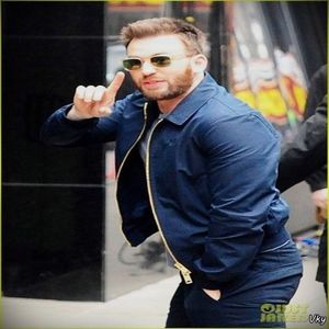 ▬ ❝Si culmea, nu sunt atat de frumos incat sa sara careva pe mine.❞ Se opreste din dansat si il; apuca o criza de ras.=))))
