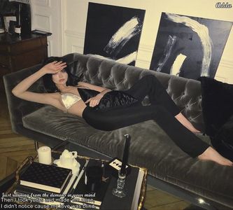 》Ele așteaptă să te duci tu la ele cu bani...dacă te referi la escorte... *Se uită la el* =))))