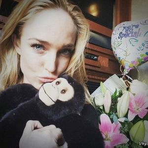 ▬ Ii ia bautura din mana si bea, apoi o scu;;ipa pe geam. ❝Acum da.❞=)))))