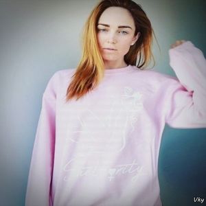 ▬ ❝Il bati in alta zi, acum suntem la o petrecere.❞ Surade si se aseaza cu f;;ndul pe pervaz.=))