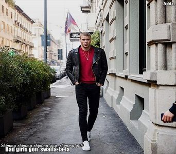 》Hai să-ți treacă... *Se bagă ușor între picioarele ei și i le pune după mijlocul lui, o strânge +; ușor în brațe și-o sărută*
