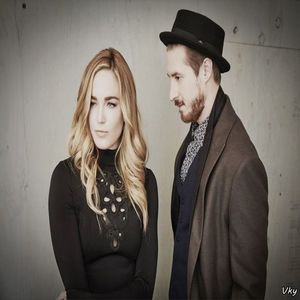 ▬ ❝Cat timp nu pune Zac mana pe mine, restul nici nu mai conteaza.❞ Rade si mai trage un fum=)))))))