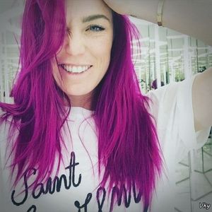 ▬ ❝Atitudinea lui probabil. Plus ca nu imi place sa fiu luata asa cum a facut-o el, nu suntem in; evul mediu.❞ O apuca un ras isteric cand isi da seama ca a fost filozofica si se uita la el.=)))))))))
