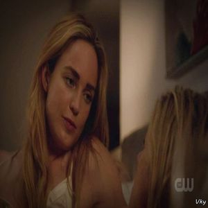 ▬ ❝Chiar crezi ca nu pot sa bag mana dupa sticla?❞ Se uita la el cu tigara in gura.=)))))