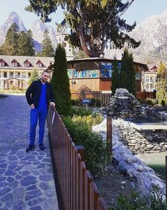 — *stătea căzut pe gânduri, dp cv timp îi remarcă prezenţa Elenei şi o analizează cu privirea; de jos în sus, se linge pe buze fără să vrea* Hai ca eşti bună şi tu... *se ridică brusc şi o lipeşte cu spatele de un perete, o fixează cu privirea, neştiind că era şi ea vampir*  Ce faci frumoaso, c
