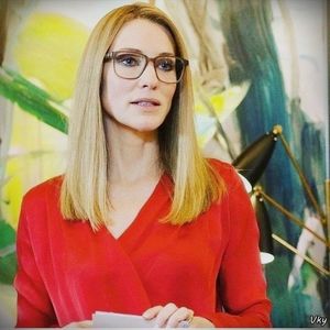 ▬ Se uita dupa nebuna, apoi se intoarce catre Tom si ridica o spranceana,; apoi surade. ❝Nu mai suport, nu o mai sufar, cred ca am sa o scutesc si pana la urma am sa ii trimit acea demisie pe care i-am mai promis-o odata.❞=))))
