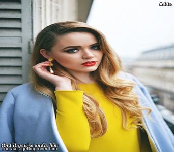 》*se uită după ta-su cum pleacă apoi spre Chris și clipește des* Doar mie mi s-a părut +; ciudat?? =)))))))) *Râde scurt apoi își lasă capul într-o parte* anyway, unde rămăsesem?:))))))

