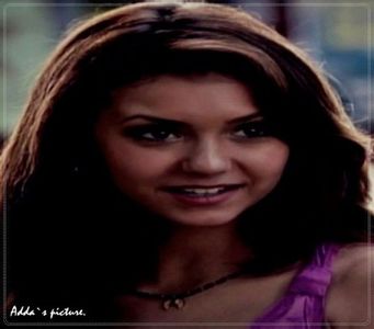 》 *il vede cum se strâmba privind snacksurile si isi duce o mâna la gura+; pentru a nu bufni prea tare in râs. Il vede cum se umfla in pene si nu se mai abtine si râde tare* Bai Dorian Popa de Mystic Falls....
