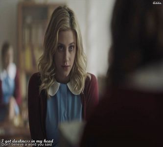 》*iese din sala cursului de jurnalistică, uitându-se peste notițe și mergând spre dulapul +; ei*
