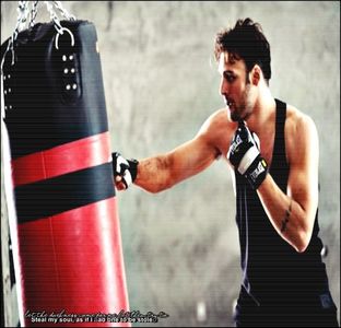 ‹¢̹น̹r̹Ş̹ē໓۟♢ɢʟǟռƈɛֆ⊿.; Da, ţi-o pot pune, vrei acum?... =))))))))) # Glumeşte şi el cu ea, îşi dă s; seama că se făcuse de râs ca un pr;;st şi ea îl tachina de la început, îşi scoate tlf şi i-l întinde ei, gen că se dă bătut, apoi se preface că rămâne fără să-şi dea seama cu braţul dp spatele ei=))))
