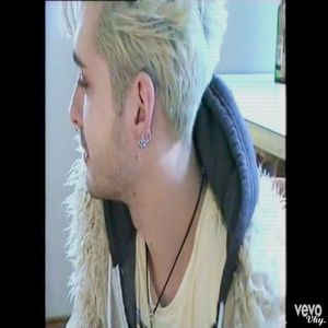 ▬ ❝Asta inseamna ca trebuie sa iti ceri si tu scuze, nu sunt singurul vinovat.❞ Se uita la ea si; incepe sa rada, apoi mai trage un fum din tigara lui minunata.
