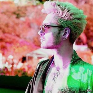 ▬ ❝Scuze acceptate. Presupun din ambele parti, ar fi aiurea ca tu sa te superi.❞ Rade si mai trage; un fum din tigara, apoi adauga. ❝Eu sunt Bill, si sunt nou pe aici.❞
