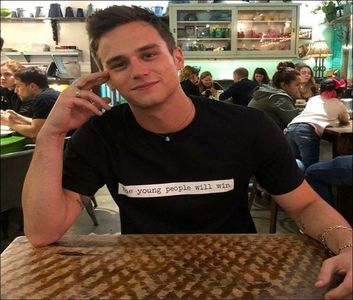⤑ᵖᶤᶰᵏĿЄ♏ØИÂÐЄ ┊sincer sa fiu..il am doar de 20 de minute si nici eu nu stiu(click; cum sa intamplat asta,dar voi incerca.GREEN..daaa asa il cheama# fericit ca si-a amintit=))); eu sunt brandon apropo..iar tu esti..?
