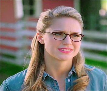 ⤑ᵖᶤᶰᵏĿЄ♏ØИÂÐЄ ┊ma mai gandesc daca iti dau voie..va trebui(click; sa ma convingi sa i-au o decizie=))))# il strange si ea in brate si isi duce o mana in spatele lui la ceafa jucandu-se cu parul lui;
