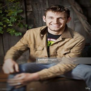 ▬ ❝Se pare ca nu trebuie sa te mai conving, mana ta spune tot in parul meu.❞ Zambeste si; o pupa de mai multe ori in acelasi loc pe gat.=))))))
