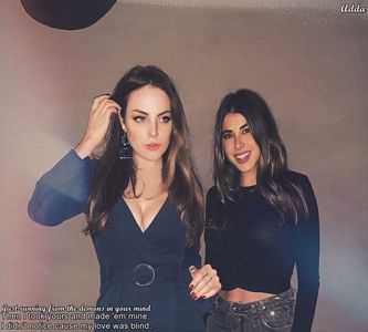 》Anne este o fată foarte puternică din punctul meu de vedere. Dacă eram în locul ei, l-aș +; fi omorât de multă vreme.. =)))))) *îl prinde de obraji și-l pupă pe nas de drag*
