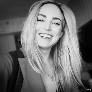 ▬ ❝Poate vrei sa o ai mica in loc de mare.❞ Se uita la el si se; abtine sa nu rada.=))))))
