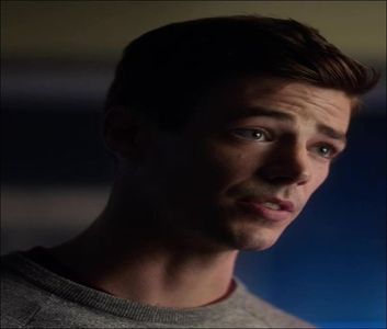 ⤑ᵖᶤᶰᵏĿЄ♏ØИÂÐЄ ┊noroc ca il iubeste..plus nu poti sa imi spui tu mie ca(clico; nu isi varsa nervi pe el in pat cu caity ca nu te cred ca nu au facut nimic vreodata=)))# rade,apoi cand face ea faza aia zambeste si o saruta;
