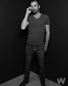 ▬ ❝Imi pare rau, nu am vrut.❞ Se apleca si ii ia telefonul de jos, apoi il intinde. =)))))