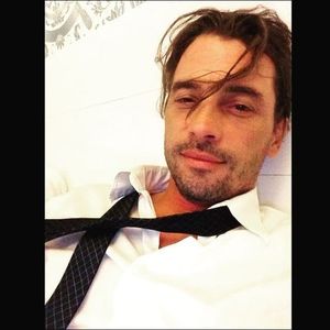 ▬ ❝Nu sunt profesor aici. Asa ca nu ma mai domni.❞ Surade si se uita la ea, dupa isi da seama ca nu; are cum sa ii zica altfel. ❝Skeet sau FP, cum vrei sa imi spui.❞=)))))))))))
