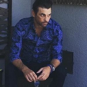 ▬ Ii cuprinde mana in a lui si zambeste. ❝Ce zici de o cafea? Vreau sa ma revansaz ca aproape ti-am; spart telefonul.❞=)))))
