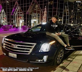 》Ți-e frică că vine dna decan? Stai liniștită, ultima oară când am văzut-o era la ea în birou +; cu profa de psiho. *Se ridică de pe canapea și-o prinde de încheietură, o trage de mână spre el* Unde crezi că pleci??!?!
