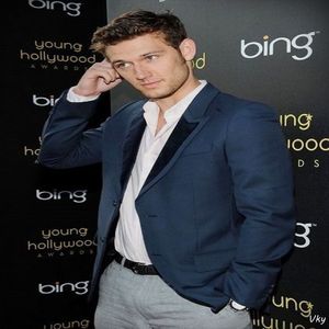 ▬ ❝Momentan e inca bine, cat timp nu stie cine a facut asta. Sper doar ca decanul sa nu se scape la; ea din greseala.❞ O strange si el in brate. =)))))
