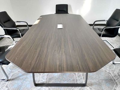 masa-conferinta-mobilier-birou-524; Mesele de conferință-ședința fac parte din zona de protocol și zona în care se țîn dezbateri atât cu personalul firmei cât și cu partenerii de afaceri.
Masă destinată zonei de conferință are un aspect
