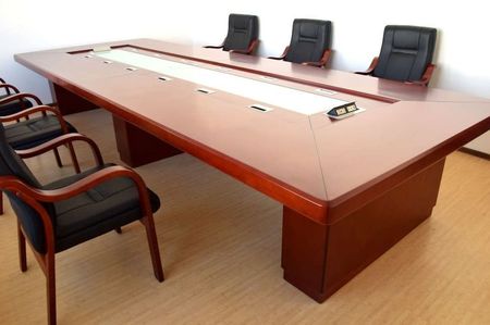 masa-conferinta-mobilier-birou-8360-1; Mesele de conferință-ședința fac parte din zona de protocol și zona în care se țîn dezbateri atât cu personalul firmei cât și cu partenerii de afaceri.
Masă destinată zonei de conferință are un aspect
