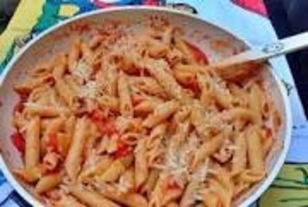 Iubesc pastele cu sos de rosii.