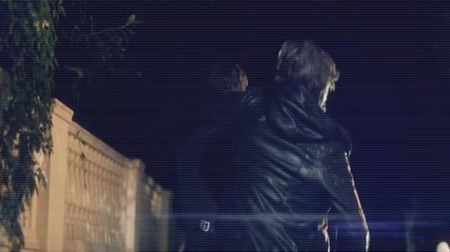 - *Ian îl trage pe Flo spre el și-l întoarce apoi cu fața, îi trage câțiva pumni în față*