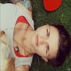 ▬ ❝Eu zic sa ramai la ea, daca nu te-a omorat pana acum, nu o mai face. Plus imi plac cremele.❞; Il strange in brate pana la Nate unde il cuprinde cat mai poate si pe el. ❝Uuu, asta arata bine in capul meu.❞=)))))))

