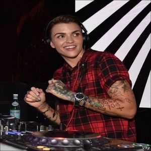 ▬ ❝Doar se uita insistent spre noi acel f;;nd si vroiam sa stiu al cui e. Atat.❞ O pufneste rasul si; se intoarce catre el. ❝Data viitoare te bat, daca te mai plangi.❞=)))
