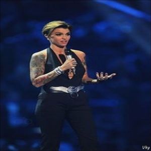 ▬ ❝Asa mama, asa fiica. Dar m-asi distra putin pe seama ei.❞ Se uita la el si rade mai ales cand; aude de bataie. ❝Acum o sa spui ca iti place sa fi si f...., iar eu nu ma bag la asta.❞=))))))
