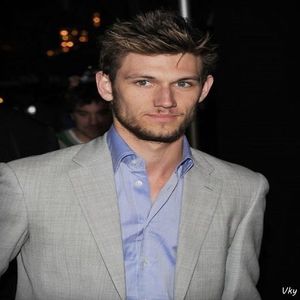 ▬ Iese din universitate si se indreapta spre campus cand vede toata nebunia din curte si ramane pe; loc uitandu-se la ei.
